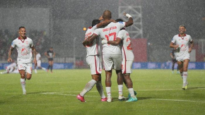 KOMPETISI: Selebrasi gol striker Malut United David da Silva ke gawang Bali United