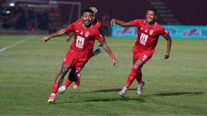 KOMPETISI: Selebrasi gol Yance Sayuri pada laga Malut United vs Bali United, Sabtu (21/9/2024)
