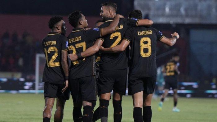 KOMPETISI: Selebrasi gol bek Malut United Nilson Junior ke gawang Semen Padang, Jumat (20/2/2026). Laga Super League pekan ke 22 ini berkesudahan 2-2