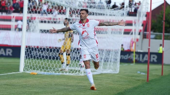Selebrasi gol gelandang serang Malut United Tyronne del Pino ke gawang Arema FC pada lanjutan Super League pekan ke 14 di Stadion Gelora Kiea Raha, Ternate, Sabtu (29/11/2025)