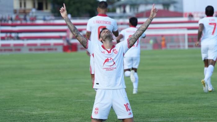 KOMPETISI: Selebrasi gol gelandang serang Malut United Tyronne del Pino ke gawang Arema FC