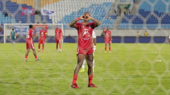 KOMPETISI: Selebrasi gol striker Malut United David da Silva ke gawang Arema FC dalam lanjutan Super League pekan ke 16 di Stadion Kanjuruhan, Malang, Jumat (3/4/2026) sore. Laga ini berkesudahan sama kuat 1-1