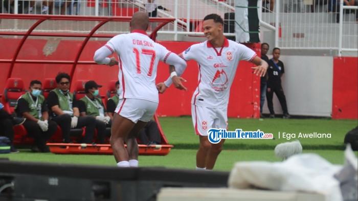 KOMPETISI: Igor Inocencio menemani striker Malut United David da Silva yang melakukan selebrasi golnya ke gawang Borneo FC