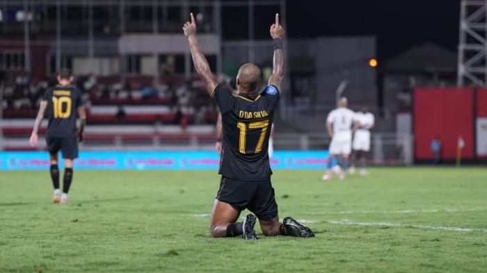 KOMPETISI: Selebrasi gol striker Malut United David da Silva ke gawang PSM Makassar dalam lanjutan Super League pekan ke 25 di Stadion Gelora Kie Raha, Ternate, Sabtu (7/3/2026) malam. Laga tersebut berkesudahan sama kuat 3-3