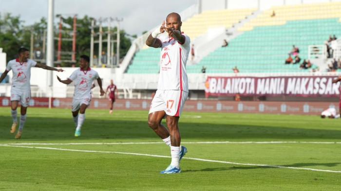 KOMPETISI: Selebrasi gol striker Malut United David da Silva ke gawang PSM Makassar