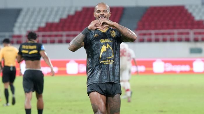 KOMPETISI: Selebrasi gol striker Malut United David da Silva ke gawang Persis Solo, Sabtu (2/5/2026).