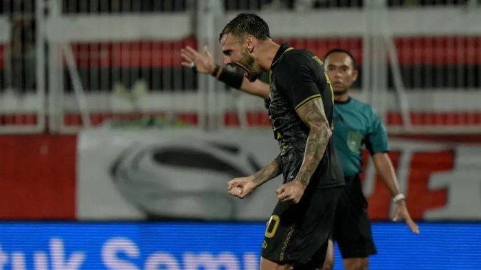 KOMPETISI: Selebrasi gol winger Malut United Tyronne del Pino ke gawang Persijap Jepara dalam lanjutan Super League pekan ke 21 di Stadion Gelora Kie Raha, Ternate, Jumat (13/2/2026)