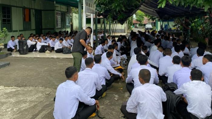 SELEKSI: Paur Pen 152 Baabullah Ternate Letda Inf Irwan saat memantau tahapan seleksi tes di kantor Ajenrem 152 Baabullah Ternate belakang benteng di Kelurahan Santiong, Kecamatan Ternate Tengah, Kamis (7/5/2026).