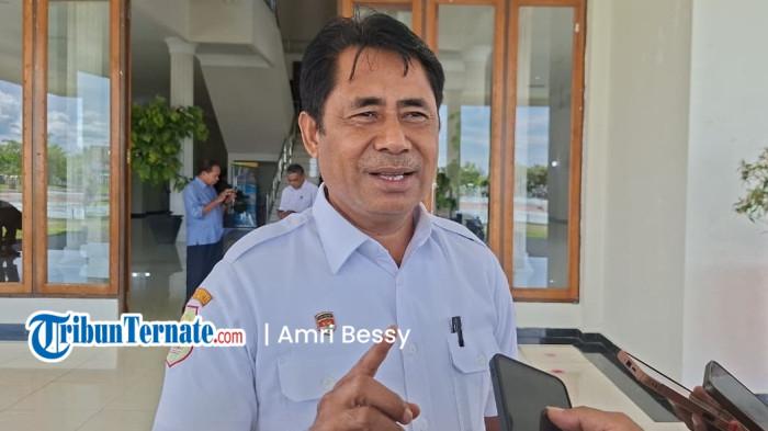 STATEMENT: Bupati Halmahera Timur Ubaid Yakub saat bersedia diwawancarai awak media disela-sela kerja, Rabu (11/2/2026). Seluruh OPD, pemerintah kecamatan/desa diminta kelola anggaran dengan transparan