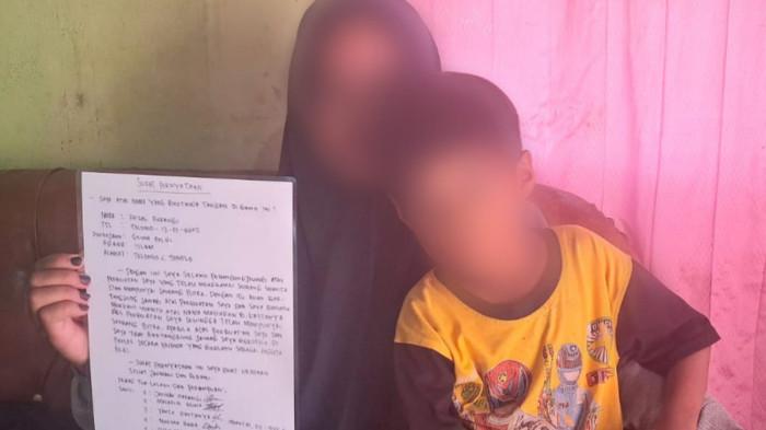 HUKUM: Rani bersama anak laki-lakinya, istri Bripda Faisal ini meminta sang suami lakukan prosesi nikah dinas.