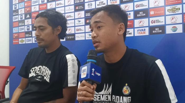 KOMPETISI: Karateker Pelatih FX Yanuar (kiri) dan Rosad Setiawan (kanan) pada sesi jumpa pers Semen Padang jelang laga melawan Malut United pada lanjutan Super League 2025-2026 pekan ke 10, Sabtu (25/10/2025)