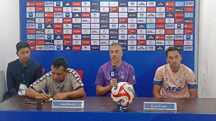 KOMPETISI: Sesi jumpa pers Persik Kediri jelang melawan Malut United, Jumat (23/1/2026). Skuad Macan Putih siap hadapi Laskar Kie Raha di Stadion Gelora Kie Raha, Ternate