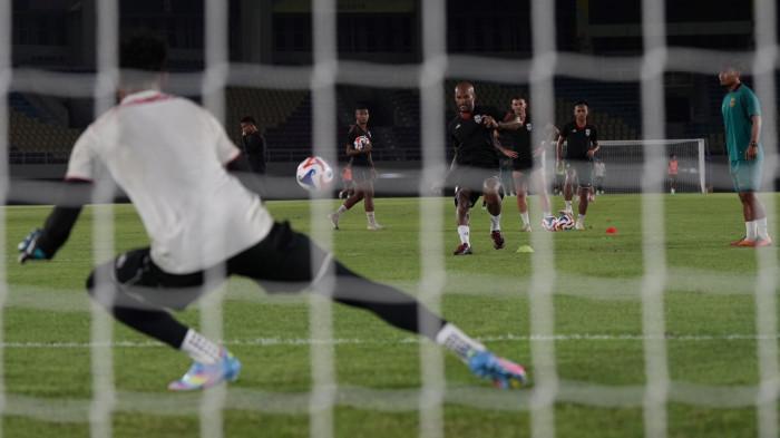KOMPETISI: Sesi latihan Malut United di Stadion Manahan, Solo jelang melawan Persis Solo pada lanjutan Super League 2025-2026 pekan ke 9, Senin (20/10/2025)