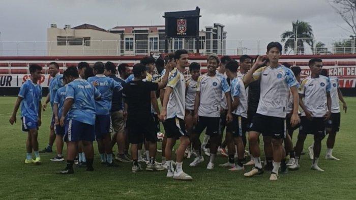 KOMPETISI: Sesi latihan PSBS Biak di Stadion Gelora Kie Raha, Ternate, Sabtu (3/1/2026) sore