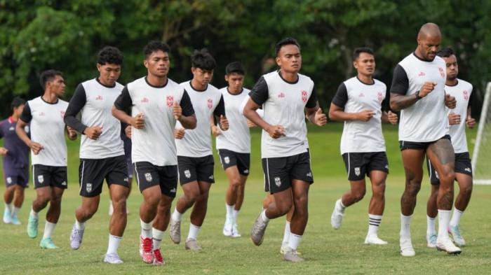 KOMPETISI: Sesi latihan skuad Malut United sebelum melawan Persis Solo di laga pekan ke 9 Super League 2025-2025 di Stadion Manahan, Solo, Senin (20/10/2025) pukul 19:00 WIB.