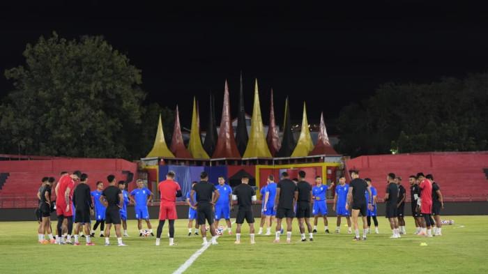 KOMPETISI: Sesi latihan terakhir Malut United di Stadion Haji Agus Salim jelang melawan Semen Padang, Kamis (19/2/2026) malam