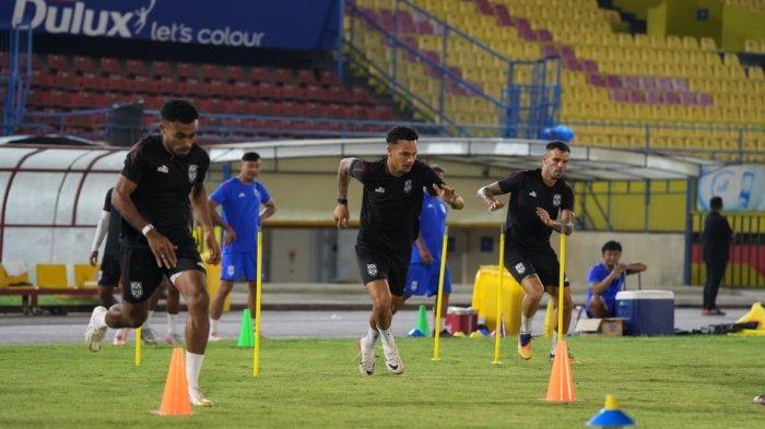 KOMPETISI: Sesi latihan terakhir Malut United jelang melawan Semen Padang di Stadion Haji Agus Salim, Jumat (20/2/2026)