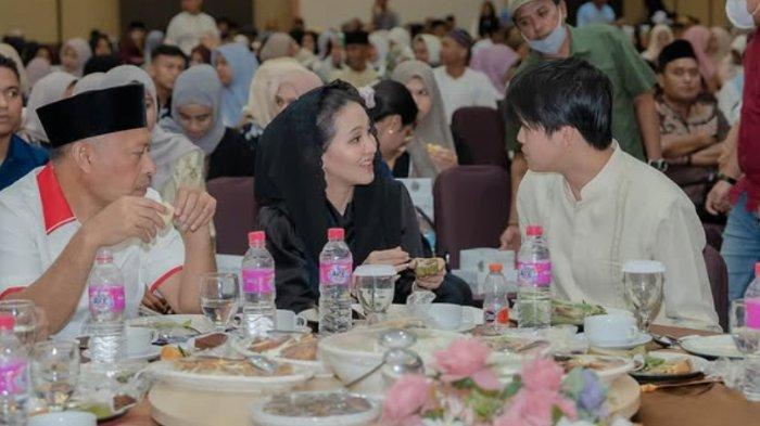 Sherly Laos dan Sarbin Sehe Buka Bersama Muda-mudi Maluku Utara, Ungkap Janji: Kalian Ga Sendiri