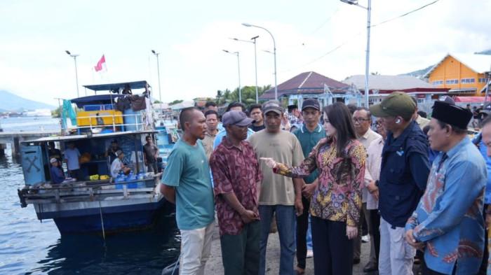 BANTUAN - Gubernur Maluku Utara Sherly Laos usai serahkan bantuan mesin tempel ke para nelayan.