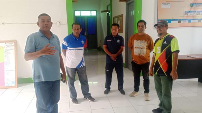 AGENDA: Sekkab Halmahera Selatan Safiun Radjulan (kaos biru) saat Sidak di Kantor PDAM, Jumat (2/1/2026)