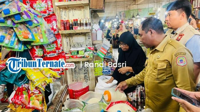 SIDAK: Suasana sidak stok dan harga sembako di Pasar Tradisional Bastiong, Ternate, Selasa (10/2/2026). Agenda ini dilakukan oleh Tim Satgas Ketahanan Pangan dan Sapu Bersih atau Saber Maluku Utara