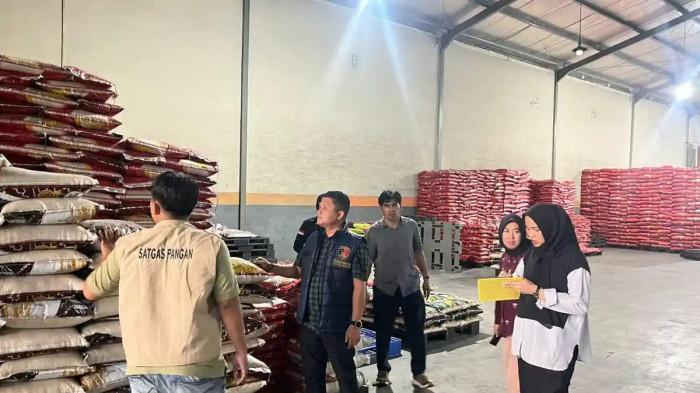 STOK: Suasana sidak yang dilakukan Satgas Pangan Maluku Utara di salah satu gudang distributor di Kota Ternate, Selasa (5/5/2026)