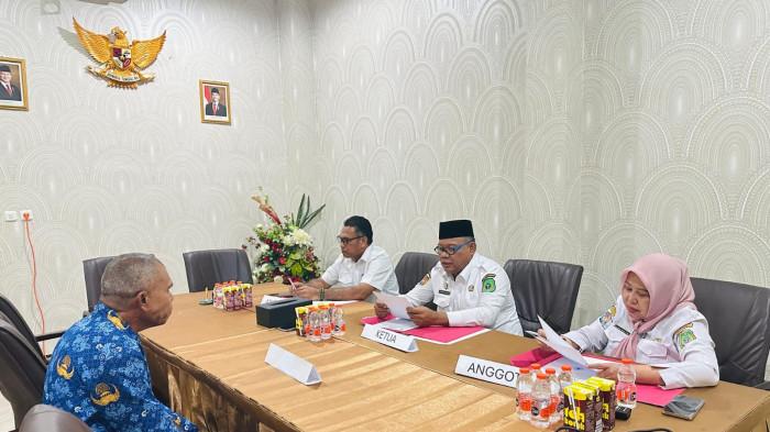 JABATAN - Suasana sidang pemeriksaan Karo Atbang Setda Pemprov Malut Ridwan Saban, yang dipimpin oleh Ketua Sekprov Samsuddin A Kadir yang berlangsung di kediaman Wakil Gubernur Sarbin Sehe di Ternate, Rabu (17/12/2025).
