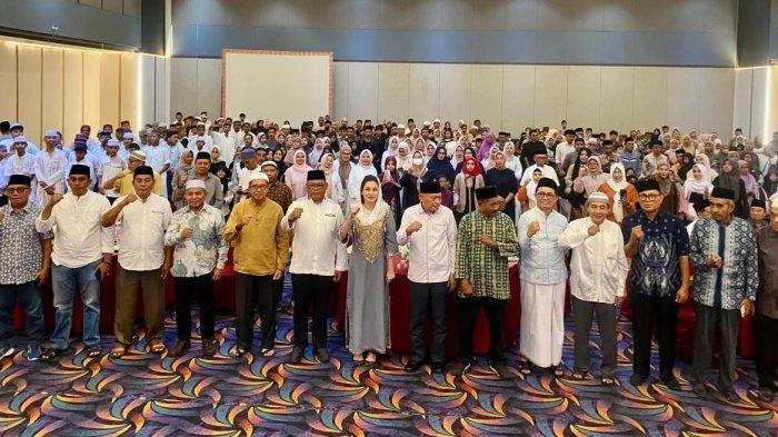 KEBERSAMAAN: Pose bersama tokoh masyarakat Makeang dengan Gubernur dan Wakil Gubernur Maluku Utara Sherly Laos dan Sarbin Sehe.