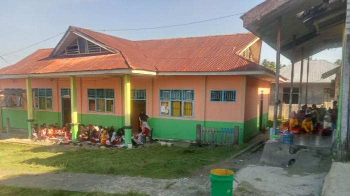 PENDIDIKAN: Tampak siswa-siswi MIS Al-Ikhlas Halmahera Selatan belajar di teras sekolah, Selasa (18/11/2025).