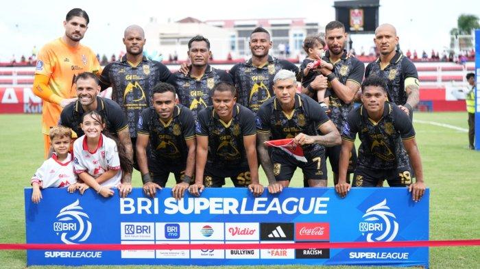 KOMPETISI: Skuad Malut United saat melawan Bhayangkara FC di Stadion Gelora Kie Raha, Ternate, Sabtu (31/1/2026). Laskar Kie Raha harus kunci 3 poin lawan Persijap Jepara dan Semen Padang FC sebelum menjamu Persija Jakarta 