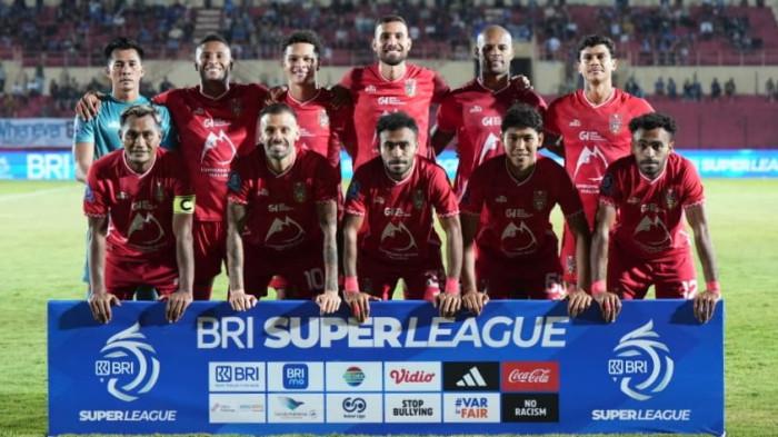 KOMPETISI: Skuad Malut United saat melawan PSIM Yogyakarta di Stadion Sultan Agung, Bantul, Minggu (10/5/2026) malam. Laga lanjutan Super League pekan ke 32 ini berkesudahan 2-0 untuk kemenangan Laskar Mataram