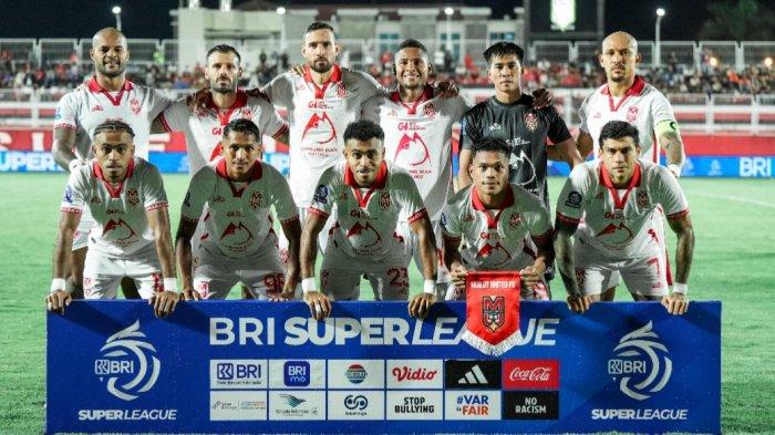 KOMPETISI: Skuad Malut United saat melawan Persebaya Surabaya di Stadion Gelora Kie Raha, Ternate, Kamis (23/4/2026)