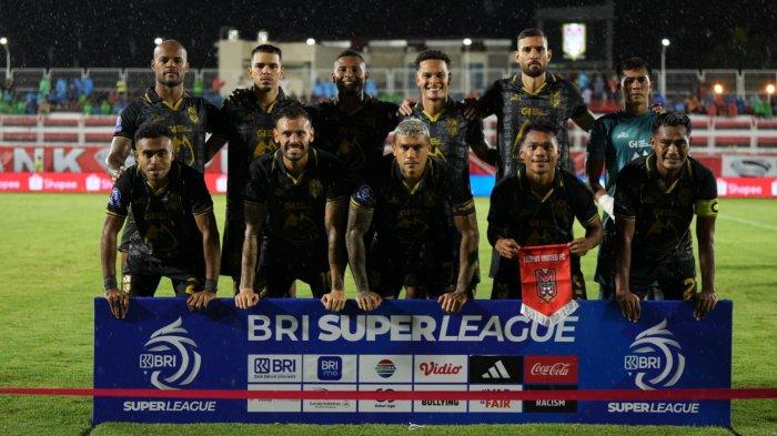 KOMPETISI: Skuad Malut United saat melawan Persijap Jepara di Stadion Gelora Kie Raha, Ternate, Jumat (13/2/2026). Duel Super League pekan ke 21 ini berkesudahan 4-0 untuk kemenangan Laskar Kie Raha