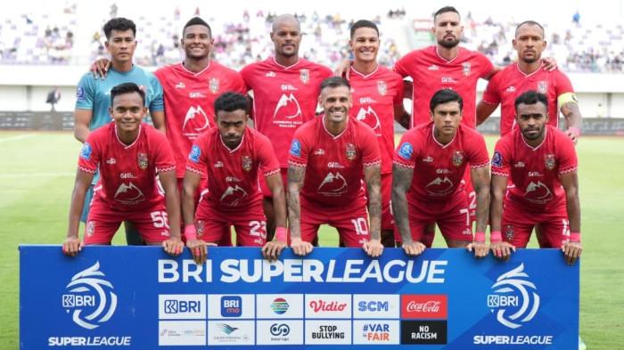 Skuad Malut United saat melawan Persita Tangerang