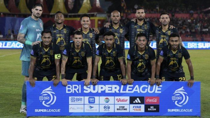 KOMPETISI: Skuad Malut United saat melawan Semen Padang