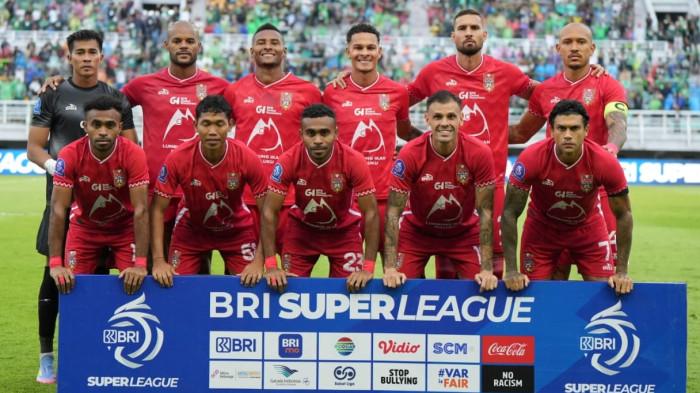 Skuaf Malut United saat menghadapi Persebaya Surabaya