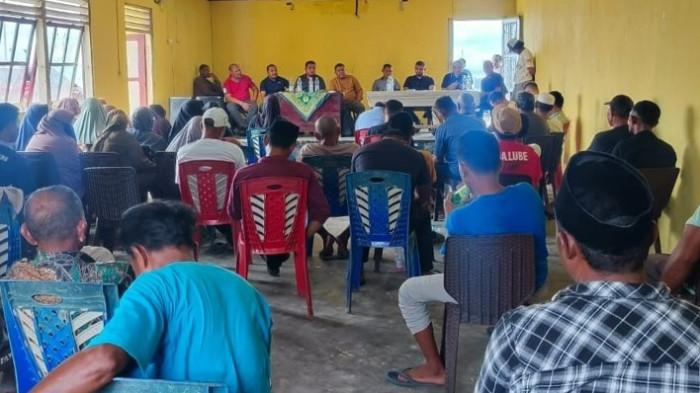 SOLUSI: Suasana pertemuan Komisi II DPRD Halmahera Timur, Tim Ahli Rumput Laut dari Fakultas Perikanan dan Ilmu Kelautan Universitas Khairun (Unkhair) Ternate dengan warga/petani di Desa Fayaul, Kecamatan Wasile, Minggu (7/12/2025).