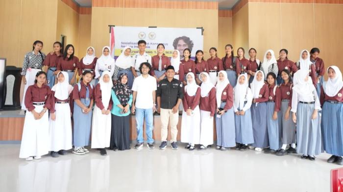 PROGRAM: Dr. R. Graal Taliawo lakukan sesi foro bersama usai laksanakan sosialisasi Empat Konsensus Negara Indonesia di SMA Negeri 1 Halmahera Tengah, Rabu (4/3/2026)