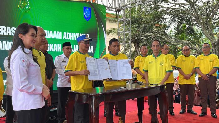 PROGRAM: Para kepala daerah komitmen bersama Jamintel Kejagung dalam mengawasi pengelolaan anggaran dana desa (DD), komitmen itu disaksikan Gubernur Maluku Utara Sherly Laos di Pantai Sulamadaha di Kota Ternate, Rabu (3/9/2025)