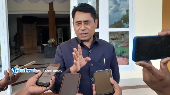 PROGRAM: Bupati Halmahera Timur Ubaid Yakub saat bersedia diwawancarai awak media, Kamis (13/11/2025)