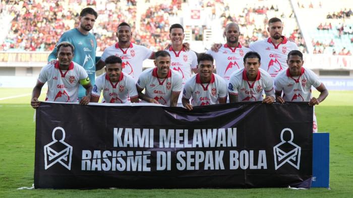 Spanduk anti rasisme di sepakbola yang digaungkan Malut United