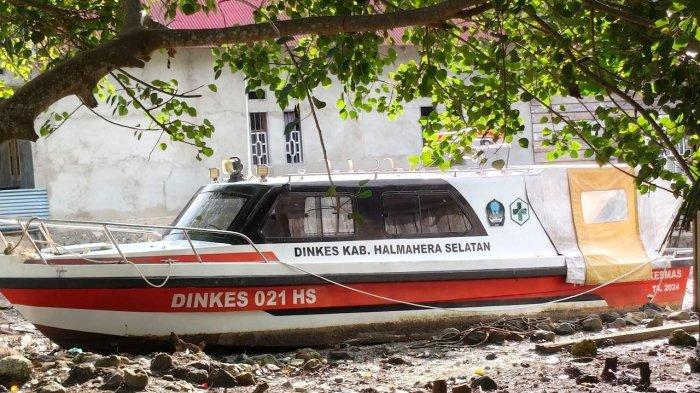 PENGADAAN: Tampak speedboat Pusling Laut milik Dinkes Halmahera Selatan dibiarkan terbengkalai di pesisir pantai Desa Busua, Kecamatan Kayoa Barat, Senin (30/3/2026).