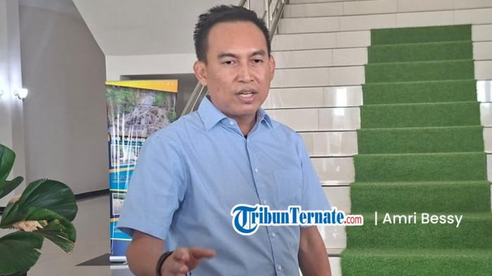 STATEMENT: Sekkab Halmahera Timur Ricky Chairul Richfat saat bersedia diwawancarai awak media disela-sela kerjanya, Kamis (15/1/2026)