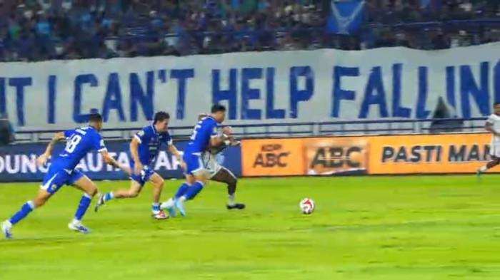 KOMPETISI: Striker Malut United David da Silva dilanggar seorang pemain Persib Bandung. Laga di Stadion Gelora Bandung Lautan Api, Jumat (6/2/2026) berkesudahan 2-0 untuk kemenangan Maung Bandung