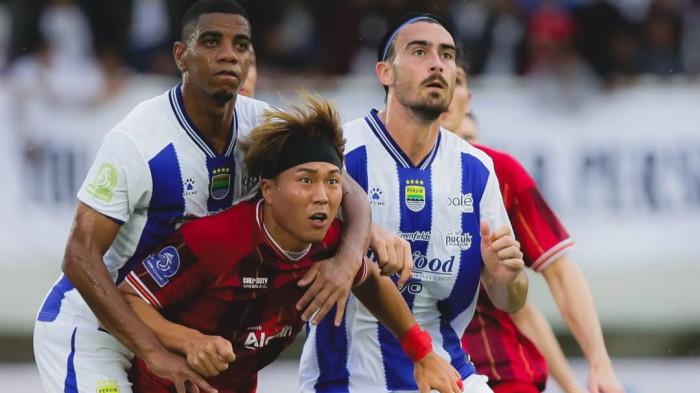 KOMPETISI: Striker Persis Solo Kodai Tanaka saat diapit 2 pemain Persib Bandung.