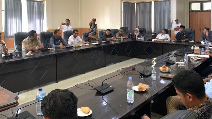 SENGKETA: Suasana berlangsungnya rapat lintas komisi DPRD Halmahera Selatan, Rabu (1/4/2026).