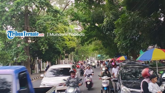 JADWAL IMSAKIYAH - Suasana jelang berbuka puasa di Kota Ternate, Maluku Utara.