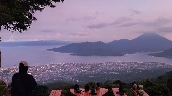 Suasana menjelang malam di taman love