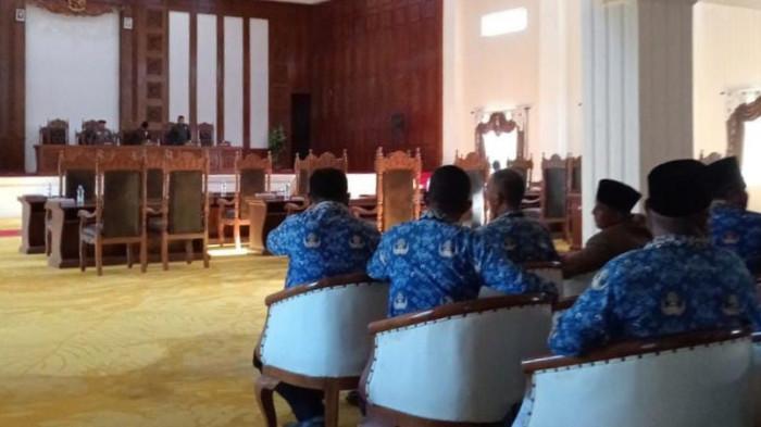 AGENDA: Suasana paripurna penyampaian RPJMD dan KUA PPAS Pulau Taliabu 2025-2029, Senin (17/11/2025). Dalam agenda tersebut, hanya 4 wakil rakyat yang hadir, dari pemerintah daerah pun diwakili Plh Sekretaris