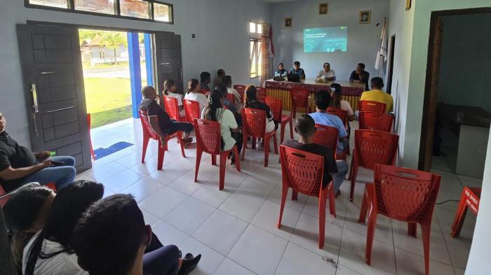 Suasana sosialisasi edukatif bagi perangkat desa dan warga Desa Paca oleh ULP Tobelo 01